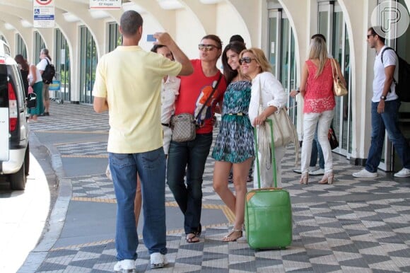 Toda estilosa, Carolina Dieckmann esteve no aeroporto de Congonhas, em São Paulo, e posou com fãs