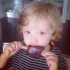 Adriane publicou uma foto do filho, Vittorio, de 2 anos, se lambuzando com picolé de uva no dia 14 de janeiro