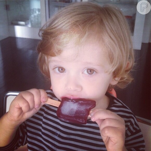 Adriane publicou uma foto do filho, Vittorio, de 2 anos, se lambuzando com picolé de uva no dia 14 de janeiro