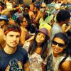 Giovanna Lancellotti pula Carnaval com o ator Caíque Nogueira e outros amigos em bloco do Rio
