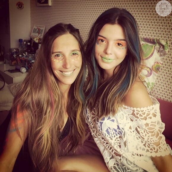 Giovanna Lancellotti capricha na maquiagem para bloco de Carnaval