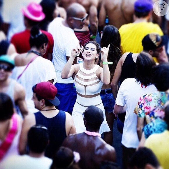 Bloco da Preta: Fernanda Paes Leme desmonta fantasia de marinheira e vai dançar no meio do povão
