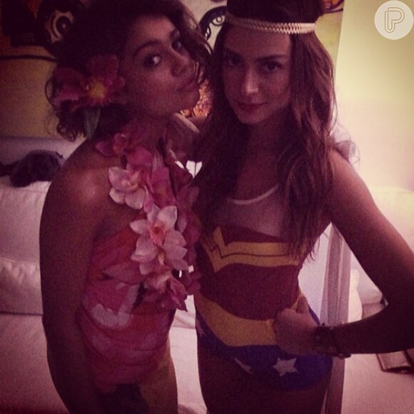 Thaila Ayala e Sophie Charlotte capricham nas fantasias para evento pré-carnaval
