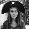 Mariana Molina se vestiu de pirata! A imagem foi postada pelo namorado, Wagner Santisteban