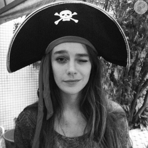Mariana Molina se vestiu de pirata! A imagem foi postada pelo namorado, Wagner Santisteban