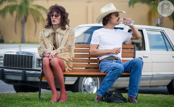 Matthew McConaughey ao lado de Jared Leto, que vive uma travesti no filme 'Clube de Compras Dallas'