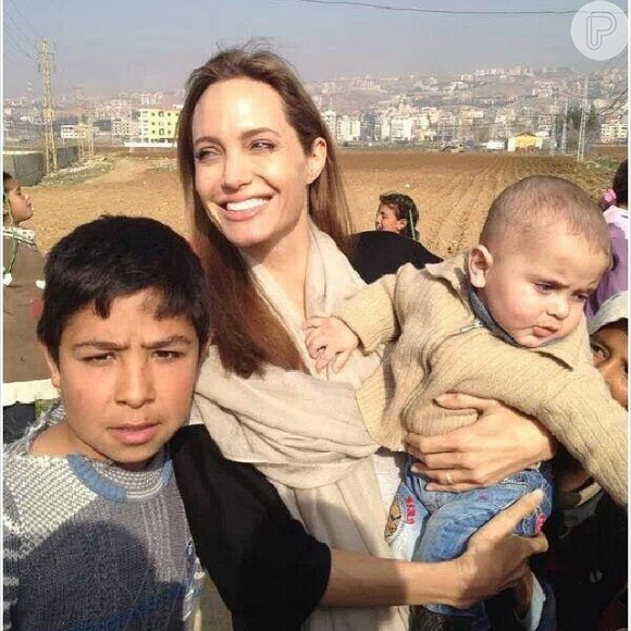 'Eles perderam suas famílias e a guerra roubou sua infância. São tão jovens, mas assumem o peso da situação como se fossem adultos', afirma Angelina Jolie