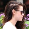 Kristen Stewart também exibiu falhas no cabelo