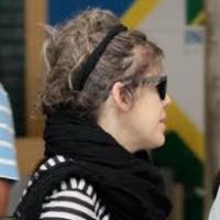 Bárbara Paz é vista com falhas no cabelo no aeroporto de Congonhas, em São Paulo