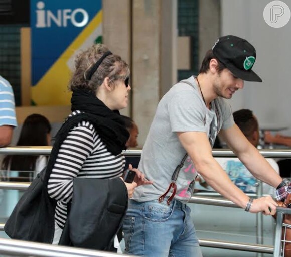 Bárbara Paz embarca no aeroporto de Congonhas, em São Paulo, e exibe falhas no cabelo