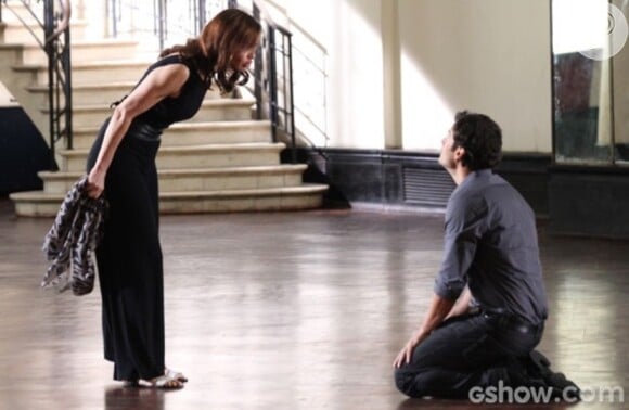 Laerte (Gabriel Braga Nunes) se ajoelha diante de Helena (Julia Lemmertz) que nega o seu perdão, na novela 'Em Família'