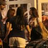 Alinne Moraes conversa com amigos na parte externa do restaurante