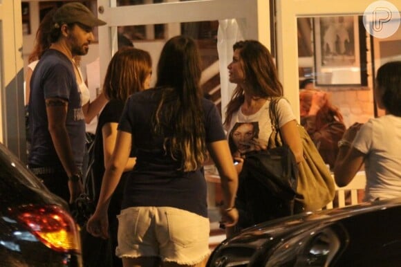 Alinne Moraes conversa com amigos na parte externa do restaurante
