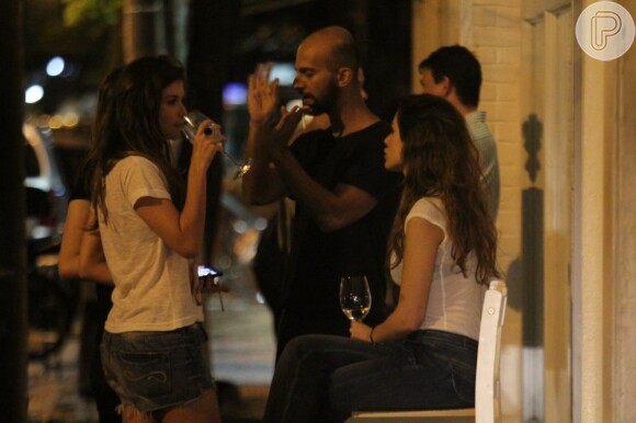 Alinne Moraes janta com amigos em restaurante do Leblon, na zona sul do Rio, em 14 de janeiro de 2013. A atriz, anunciada musa de cervejaria, bebe vinho