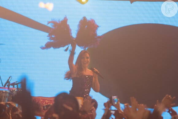 Ivete Sangalo iniciou o show no camarote Cerveja & Cia com a música 'Tempo de Alegria'