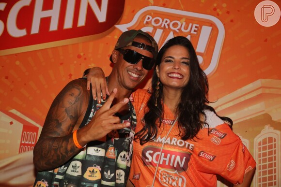 Emanuelle Araujo se divertiu na segunda noite de Carnaval, em Salvador, e encontrou o amigo, o cantor Leandro Sapucahy, atração do espaço Nova Shin
