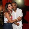 Fernanda Paes Leme dá um beijo em Gilberto Gil ao encontrar o cantor e anfitrião no camarote Expresso 2222