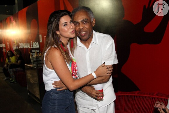 Fernanda Paes Leme dá um beijo em Gilberto Gil ao encontrar o cantor e anfitrião no camarote Expresso 2222