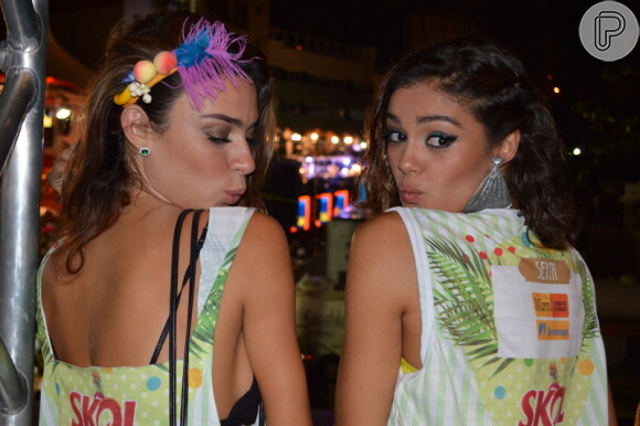 Thaila Ayala e Sophie Charlotte foram para o carnaval de Salvador e brincaram posando para fotos mandando beijo no ombro no camarote Skol, na noite desta sexta-feira, 28 de fevereiro de 2014