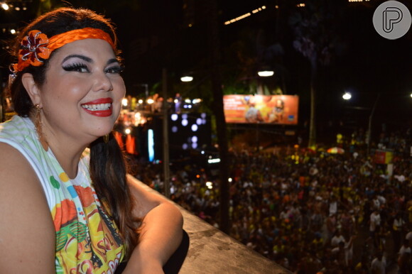 Fabiana Karla, após o sucesso na novela 'Amor à Vida', também foi para Salvador, onde se divertiu no segundo dia de folia