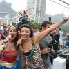 Sheron Menezes posa com a vocalista da banda Carrossel de Emoções, que animou o carnaval do bloco 'A Favorita'

