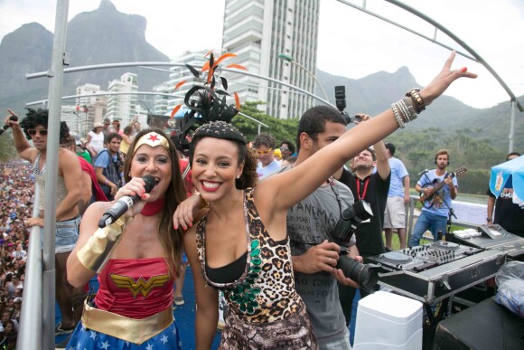 Sheron Menezes posa com a vocalista da banda Carrossel de Emoções, que animou o carnaval do bloco 'A Favorita'