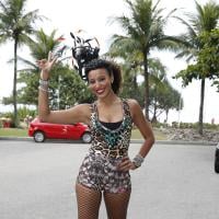 Carnaval: Sheron Menezzes usa tênis para se divertir em bloco no Rio de Janeiro