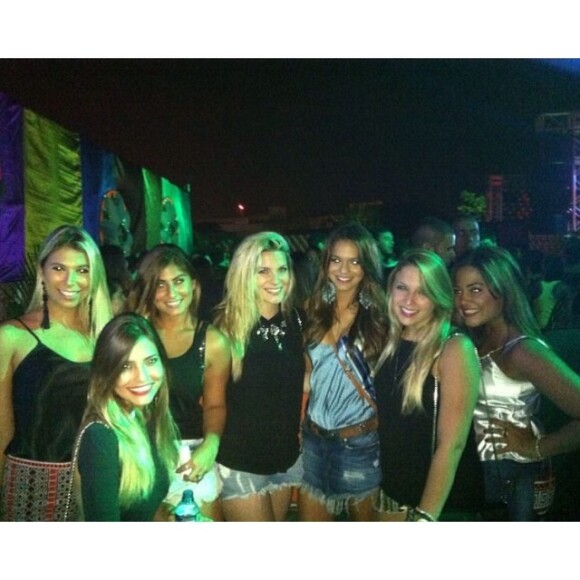 Bruna Marquezine faz noitada com amigas durante o Carnaval de 2014