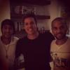 Enquanto Bruna Marquezine vai para noitada com amigas no Brasil, Neymar e Daniel Alves jantam com Fábio Porchat na Espanha