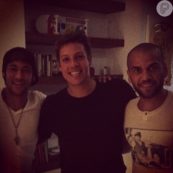 Enquanto Bruna Marquezine vai para noitada com amigas no Brasil, Neymar e Daniel Alves jantam com Fábio Porchat na Espanha