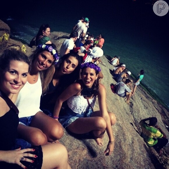 Bruna Marquezine foi com as amigas ao bloco Vem Ni Mim Que Eu Sou Facinha, no Arpoardor, Zona Sul do Rio de Janeiro, na sexta-feira, 28 de fevereiro de 2014
