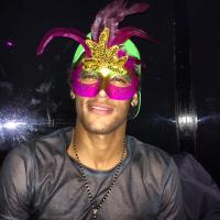 Enquanto Bruna Marquezine curte Carnaval no Rio, Neymar brinca: 'Partiu Sapucaí'
