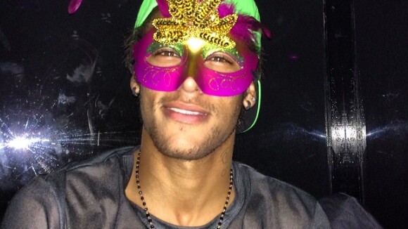 Enquanto Bruna Marquezine curte Carnaval no Rio, Neymar brinca: 'Partiu Sapucaí'