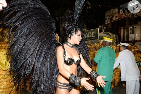 Mariana Rios mostrou sensualidade no desfile da Mocidade