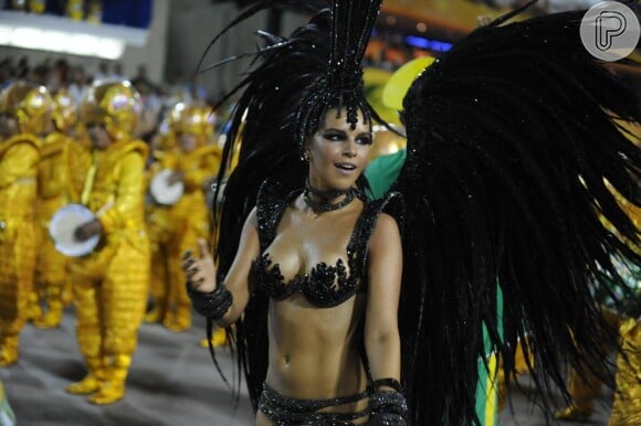Mariana Rios samba no desfile da Mocidade