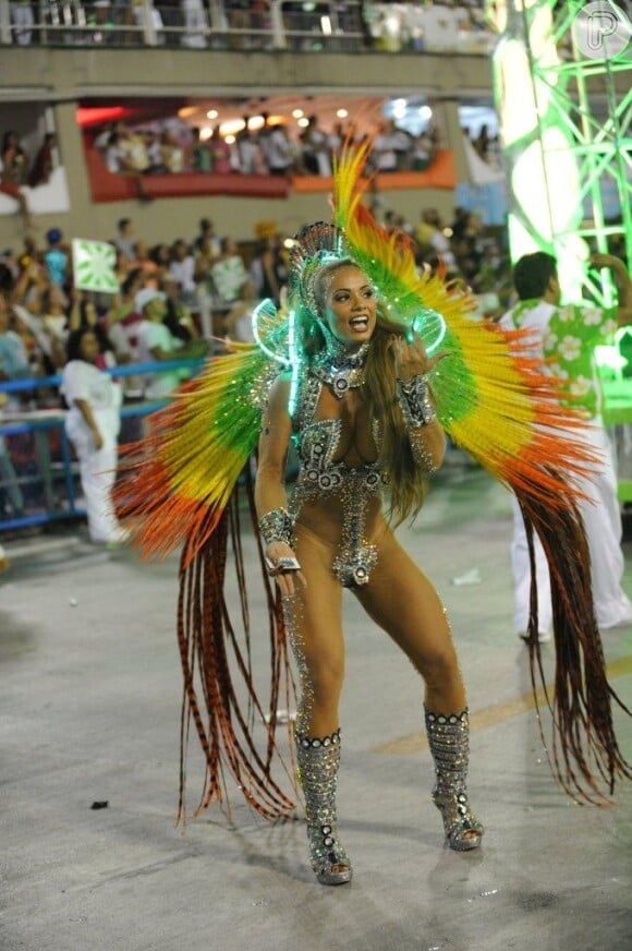 Jessica Maia samba durante o desfile da Mocidade