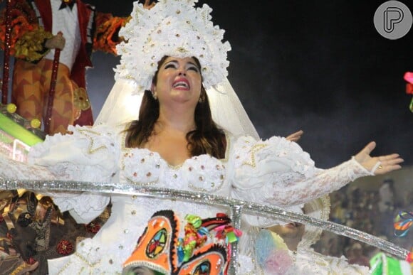 Fabiana Karla desfilou vestida de noiva pernambucana