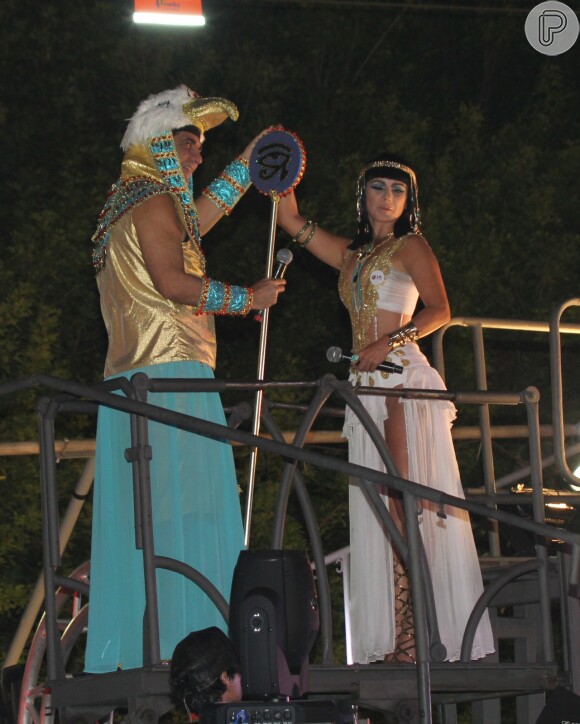 Paula Fernandes canta vestida de Celópatra no Carnaval de Salvador