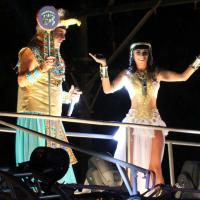 Paula Fernandes se veste de Cleópatra para cantar com Asa de Águia em Salvador