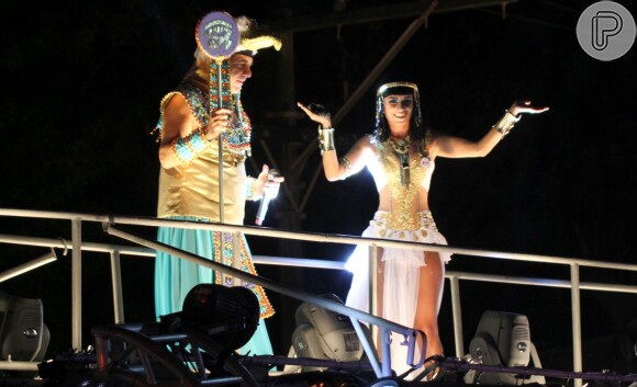 Paula Fernandes canta com Asa de Águia em cima de trio elétrico, em Salvador, em 3 de março de 2014