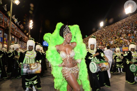 Cris Vianna brilha como rainha de bateria da Imperatriz Leopoldinense, em 4 de março de 2014