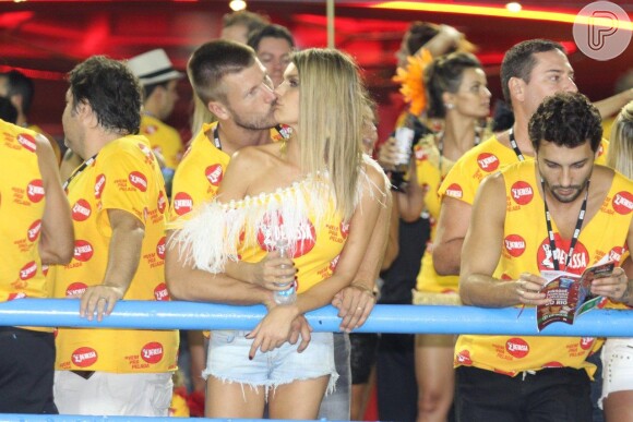 Fernanda Lima trocou beijos apaixonados com Rodrigo Hilbert no Carnaval do Rio