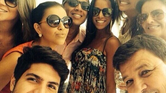 Mariana Rios comemora com amigos após estrear como rainha de bateria, no Rio