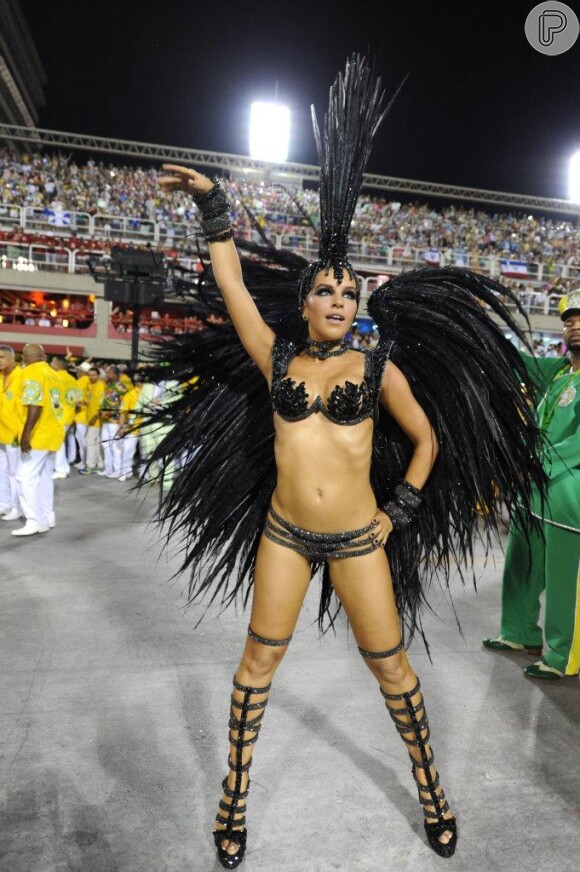 Mariana Rios usou uma fantasia ousada para o desfile da Mocidade Independente de Padre Miguel, no Rio