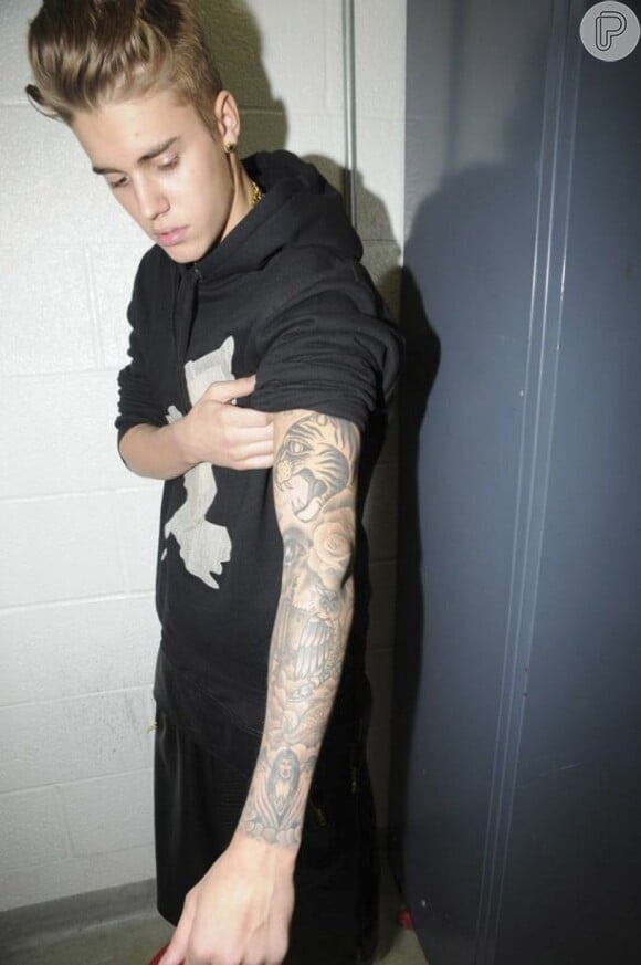 Aos 20 anos de idade, Justin Bieber corre o risco de ser deportado para o Canadá por suas recentes polêmicas nos EUA