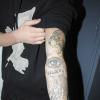 A polícia de Miami liberou fotos de Justin Bieber no momento em que mostra suas tatuagens para fazer sua ficha criminal 
