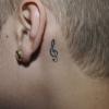 A polícia de Miami liberou fotos de Justin Bieber no momento em que mostra suas tatuagens para fazer sua ficha criminal 