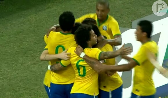 Neymar comemora com os colegas de campo a vitória do Brasil por 5 a 0 contra a África do Sul