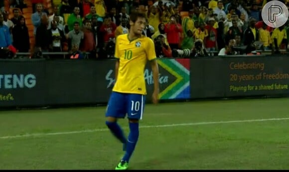 Neymar entrou em campo usando o tradicional uniforme amarelo da Seleção Brasileira