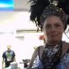 Vera Fischer chegou fantasiada ao camarote Rio, Samba & Carnaval, pronta para desfilar na ala dos artistas pela Beija-Flor
